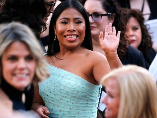 Yalitza Aparicio llega con su mamá a la gala de los premios Oscar 2019