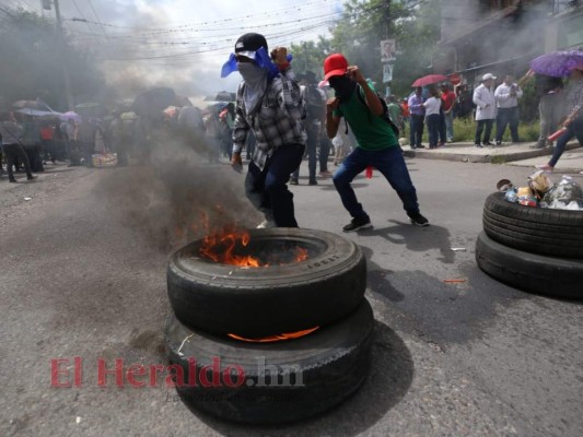 Tensión y quema de llantas: las imágenes de las protestas de este miércoles en la capital