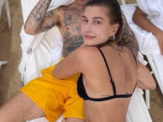 El traje rosa brillante de Hailey Bieber que te dejará con preguntas