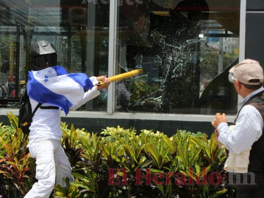 Las 10 imágenes más impactantes de los disturbios que se registraron este jueves en la capital de Honduras