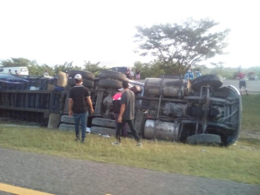 Un herido y el robo de producto: El accidente de rastra cargada de bebidas alcohólicas en la CA-5