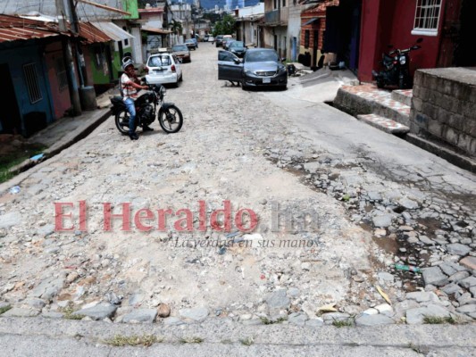 Cráteres, rajaduras y pozas: Así lucen las calles olvidadas en la capital (Fotos)