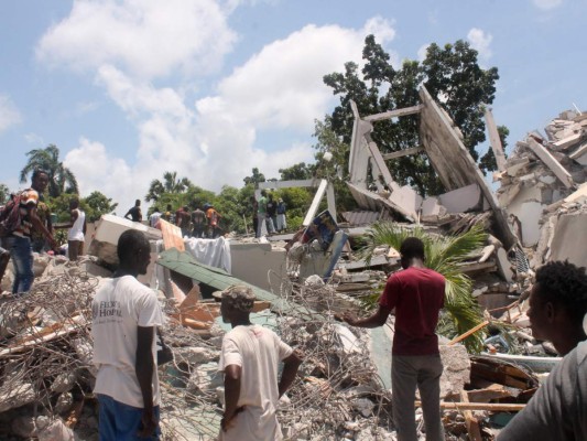 Lucha contrarreloj: Buscan sobrevivientes en Haití, pese al alto número de muertos