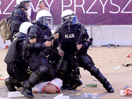 UEFA multa a Rusia por violencia de sus fanáticos en la Euro