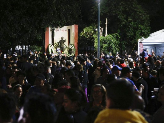 Vecinos y admiradores despiden a José José en barrio donde creció&nbsp; &nbsp;