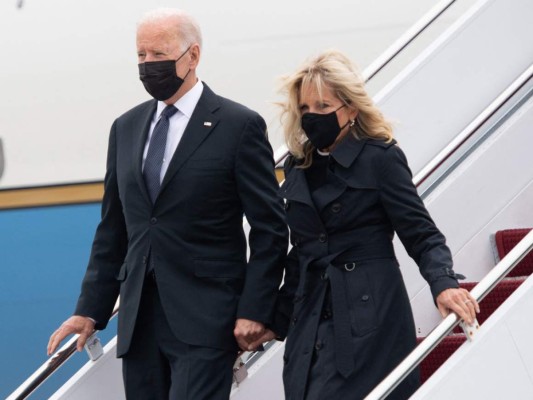 Joe Biden rinde tributo a los soldados muertos en explosión en Kabul