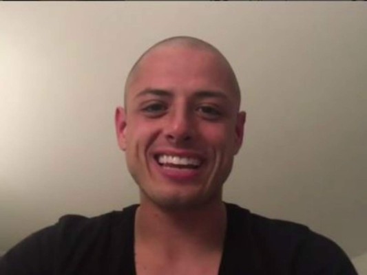 VIDEO: Javier Chicharito Hernández paga apuesta del Super Bowl y se rapa la cabeza