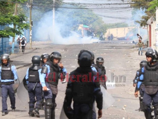 FOTOS: El enfrentamiento entre policías y estudiantes del Central en imágenes
