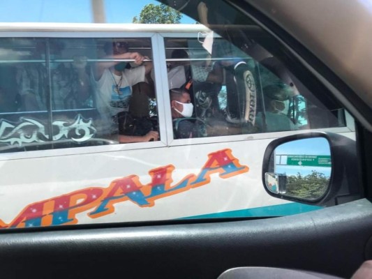 Multan empresa de transporte por exceso de pasajeros en pleno pilotaje