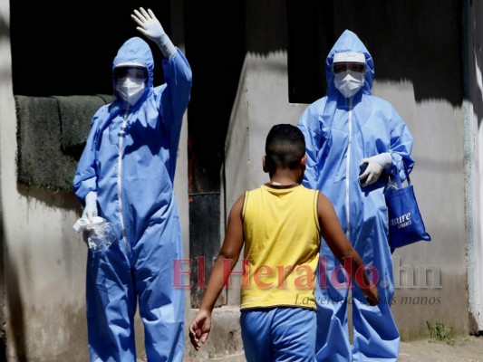 Casa por casa, brigada médica busca casos de covid-19 en colonia 1 de Diciembre