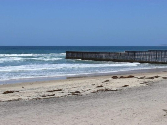 23 migrantes rescatados de bote en costa de California