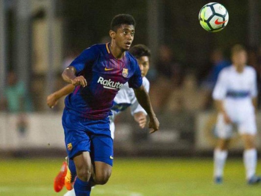 Anthony Choco Lozano entrenó con el Barcelona B usando una máscara