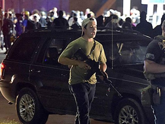 Adolescente acusado de matar a manifestantes en EEUU queda libre bajo fianza