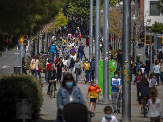 Con ganas de correr y sin miedo, así saturaron calles de España padres y niños