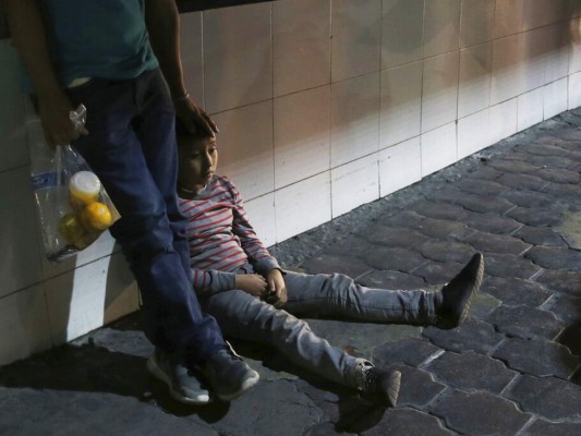 FOTOS: Migrantes con niños en brazos sin saber qué hacer tras retornar a México