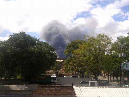 Voraz incendio arrasa con seis mercados de la capital de Honduras