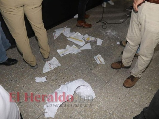 Así fue el zafarrancho durante el sorteo de posiciones en las papeletas electorales del CNE (Fotos)