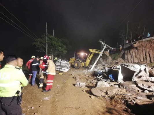 Las imágenes que dejó la caída de un muro sobre vehículos en Ecuador