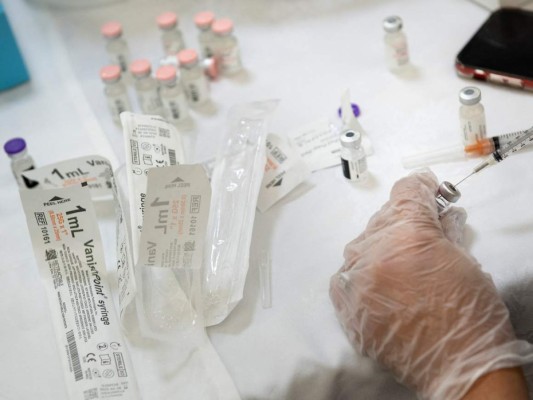 FDA da aprobación total a la vacuna Pfizer contra el covid-19