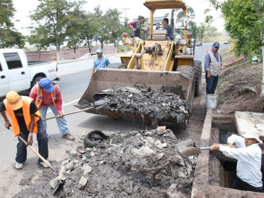 Unos 50 pantalones jeans fueron encontrados en la tubería