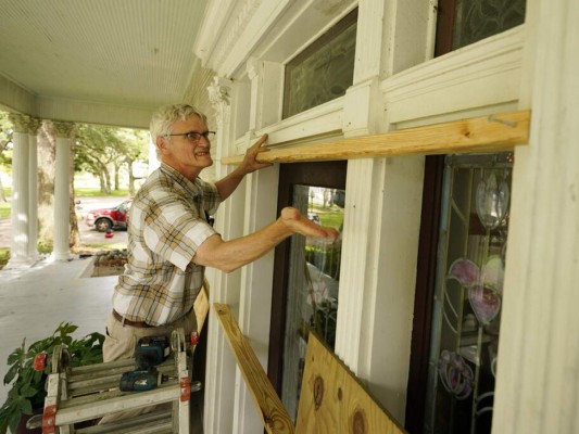 Evacuaciones masivas y estado de emergencia, golfo de EE UU se prepara para el huracán Ida
