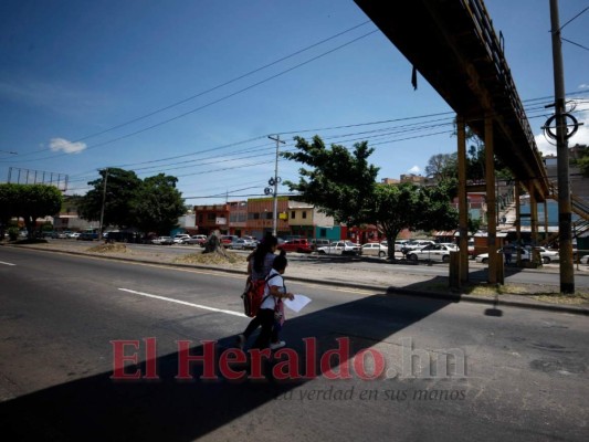 FOTOS: Un paso en falso de sus padres podría cobrar la vida de estos niños en 'cruces de la muerte' de la capital