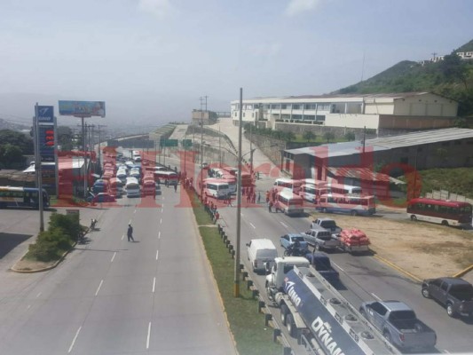 Caos en la capital, las imágenes del masivo paro de transporte