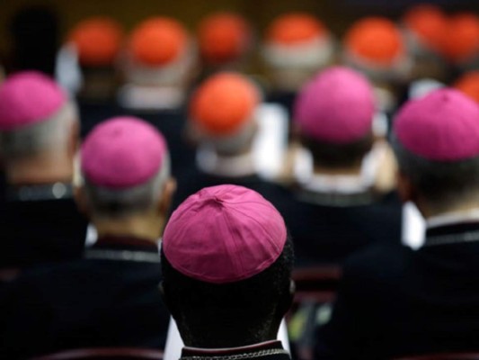 Obispos católicos eliminan bienvenida a homosexuales