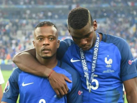 El lateral francés Patrice Evra anuncia su retiro del fútbol