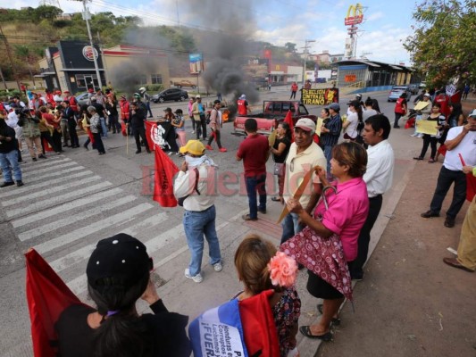Oposición se toma varias vías en distintos puntos de la capital
