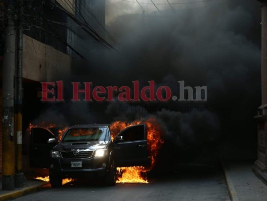 FOTOS: Incendio reduce carro blindado a chatarra durante violentas protestas