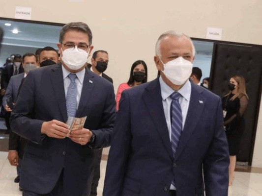 JOH y Mauricio Oliva fueron los primeros en obtener el nuevo billete de 200 lempiras