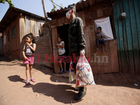 FOTOS: 'Bolsa solidaria' sigue llegando a las colonias más necesitadas