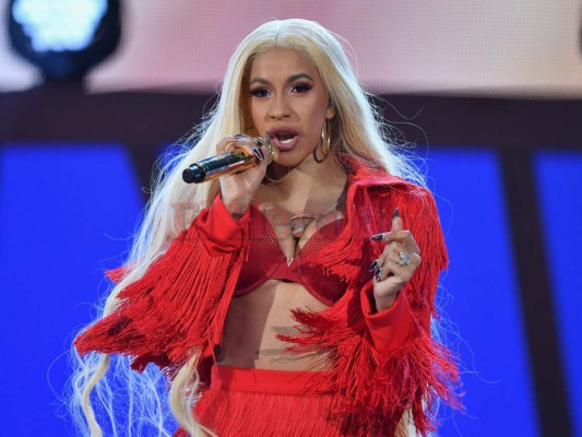 Cardi B inculpada tras entregarse a la policía por una pelea en Nueva York