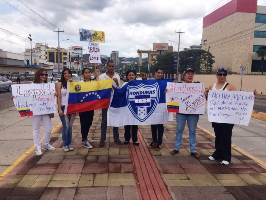 Realizan plantón a favor de Leopoldo López en la capital de Honduras. (Fotos: Cortesía).