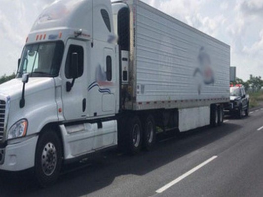 Rescatan a 45 hondureños que viajaban ocultos entre cajas de verduras dentro de camión en Veracruz