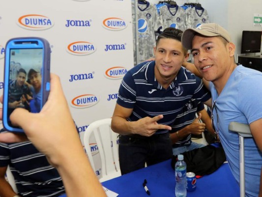Motagua dio autógrafos a sus aficionados previo al derbi