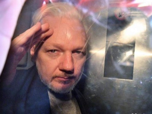 Oye voces y sufre maltrato: el calvario de Julian Assange en la cárcel