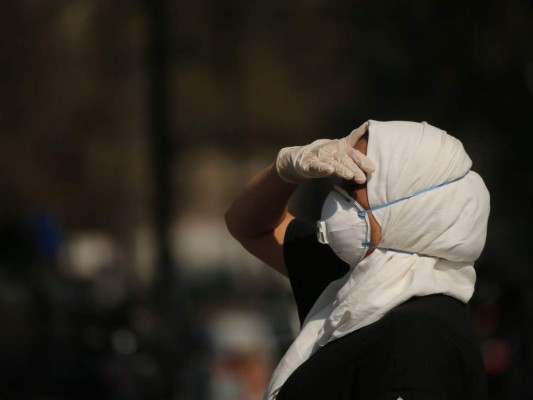 Londres estudia prolongar confinamiento con Johnson aún hospitalizado