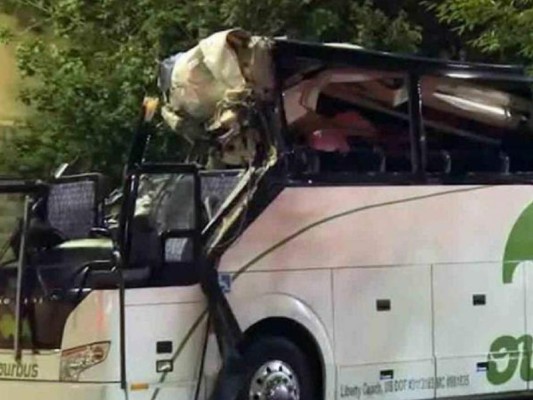 Autobús pierde techo al pasar debajo de elevado en Nueva Jersey