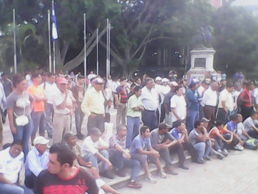 Capitalinos arman el ambiente en el parque Central por el partido de la 'H”