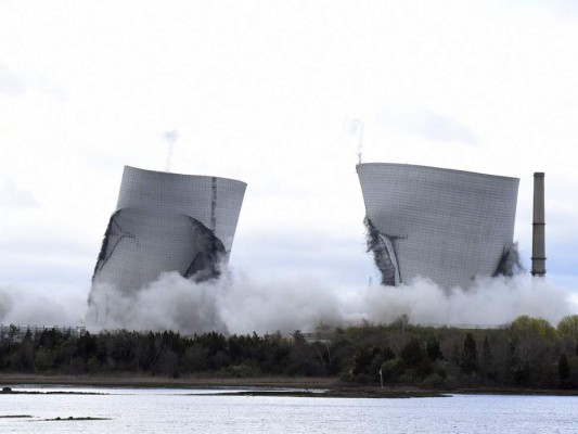 En apenas segundos demuelen dos torres en Massachusetts