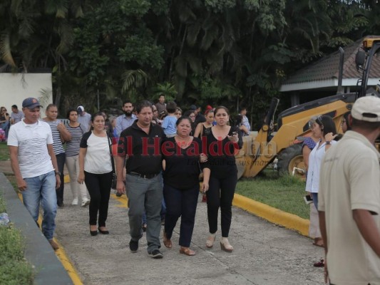Consternación y llanto en sepelio de universitaria tiroteada en un bus