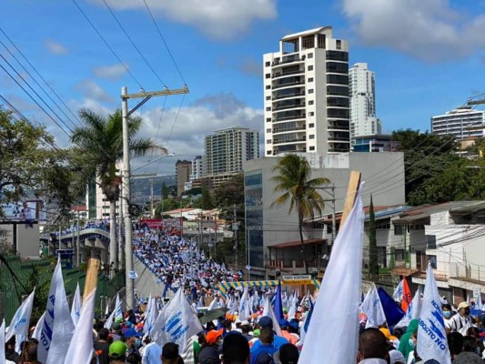 En imágenes: Nacionalistas dicen 'no al aborto' en concurrida movilización