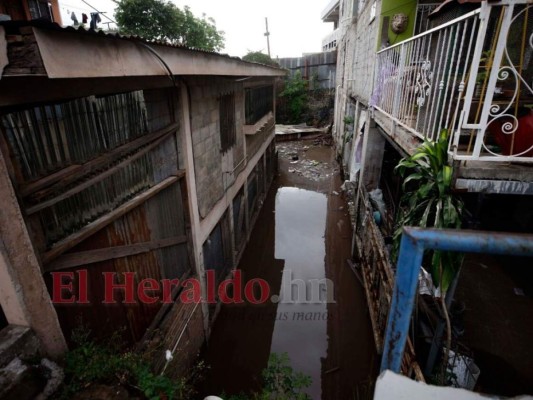 FOTOS: Colapso de tubería deja en la calle a cinco familias en colonia San Miguel