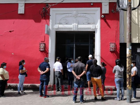 Comercios capitalinos refuerzan seguridad previo a elecciones 2021