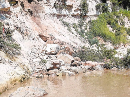 Peligran familias por derrumbe en la Divanna