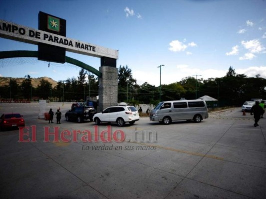 Ola de contagios: Abarrotados los puntos de vacunación y triajes en la capital (FOTOS)   