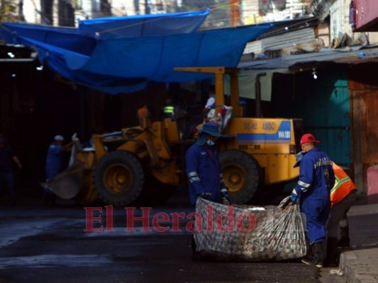 Montañas de basura amanecieron en la capital tras celebración de Año Nuevo (FOTOS)