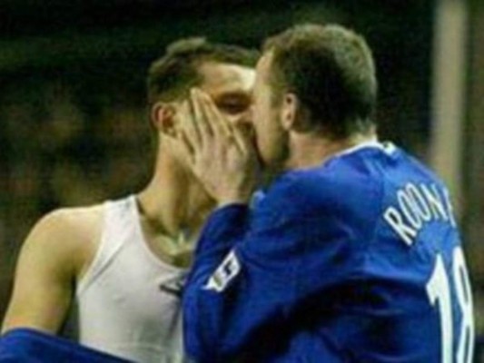 Fotos: Futbolistas que han puesto en entredicho su sexualidad con comprometedores momentos